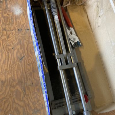 gone Lot # 162  manual tile cutter and snap pliers