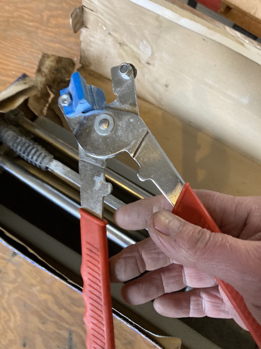 gone Lot # 162  manual tile cutter and snap pliers